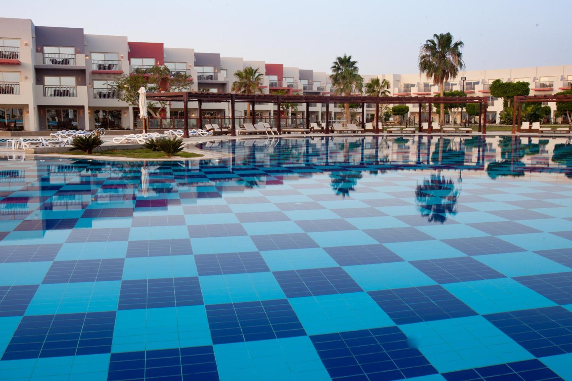 Sunrise Crystal Bay Resort -Grand Select (Adults Only) Hurghada Exterior photo Solar panels at the pool of the Grand Hotel